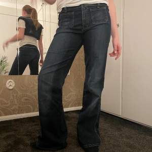 Jättefina mörkblå jeans utan fickor där bak!💛