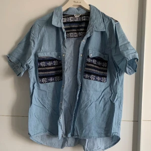 Skjorta - Skjorta i superfint skick, använd 1 gång 🌸 storlek 42, men skulle uppskatta att den är mer som M/L