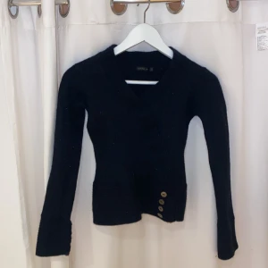 Stickad tröja - Stickad tröja från STOCK LM. Superfin men för liten för mig! Glittrig, står st M men skulle mer säga en XS-S