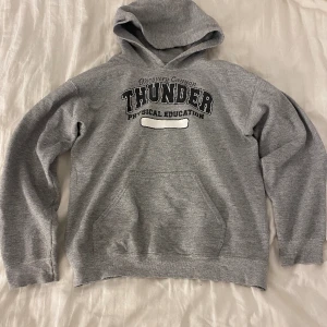 Hoodie - Jätte snygg grå hoodie från GILDAN💕 I storlek S! 