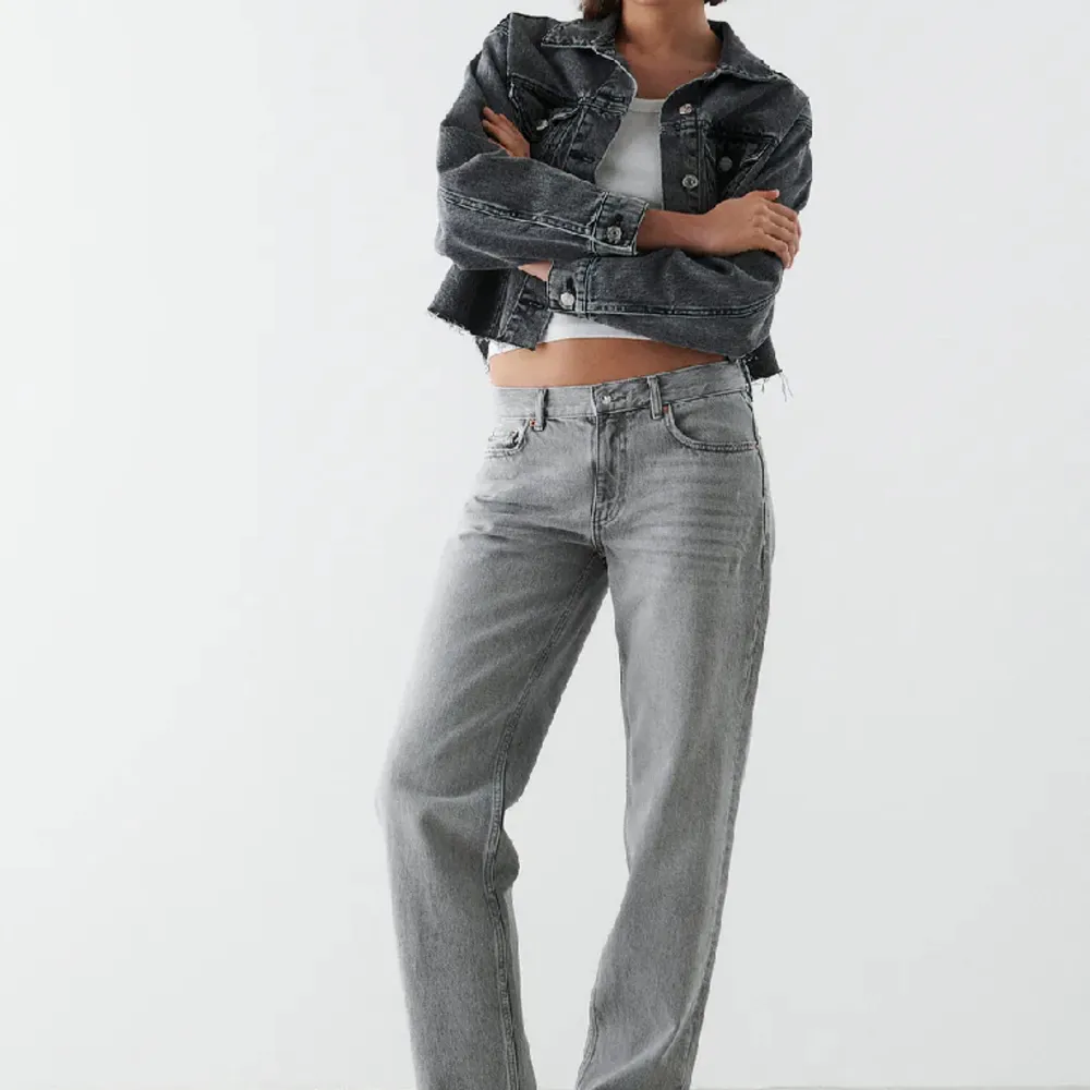 Gråa low waist straight jeans från Gina tricot. knappt använda. nypris: 500kr. skriv privat för fler bilder eller frågor 💞. Jeans & Byxor.