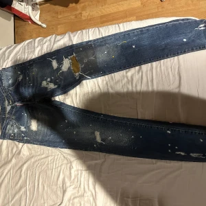 Dsquared2 byxor - Säljer mina dsquared byxor pågrund av att dom har blivit små på mig. Säljer för ett billigt pris för att dem e använda. Dom e äkta och är storlek 42