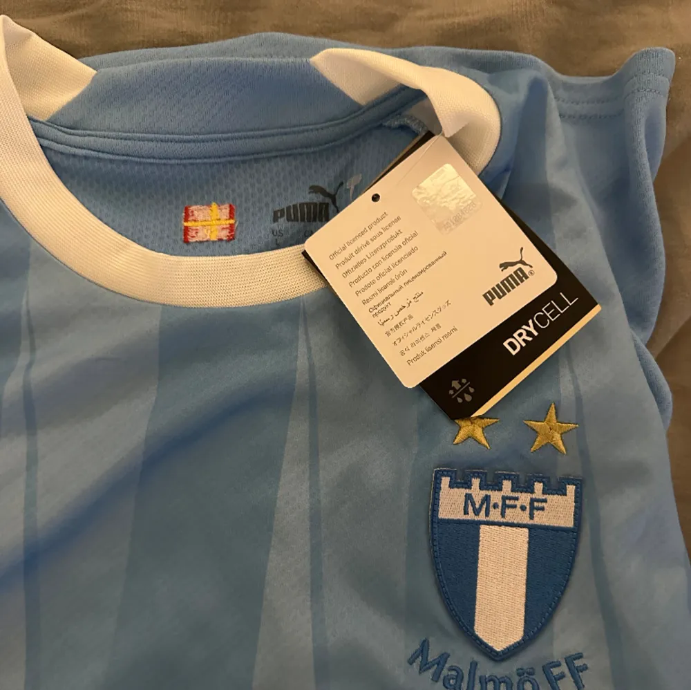 Säljer min Malmö ff replica tröja med tags kvar. Är oanvänd så toppskick. Nypris är 949. Pris kan diskuteras!. T-shirts.