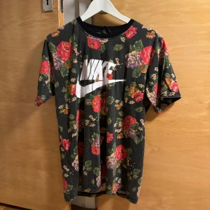 Nike tee - Köpt i Thailand för 10 år sedan, knappt använd sedan dess. Ej original. L men  passar M