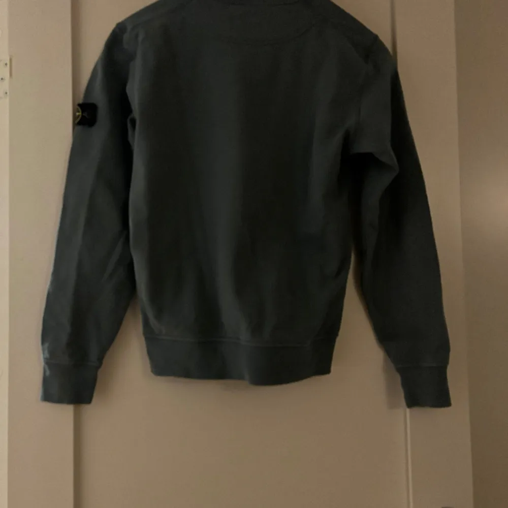 Hej säljer nu denna Stone island tröja som är i 8,5/10 i sick då den är för liten. den är i storlek xs och färg ljus blå var inte blyga med frågor✨🤩📩 . Hoodies.