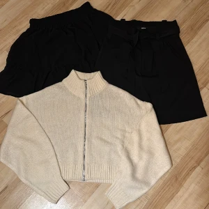 Kjolar + kofta  - Svart volang kjol stl M   Kjol med knytning i midjan inköpt på bikbok i stl 38  Vit kofta inköpt på h&m i stl M   Kjolarna är använda fåtal gånger medans koftan endast är provad.