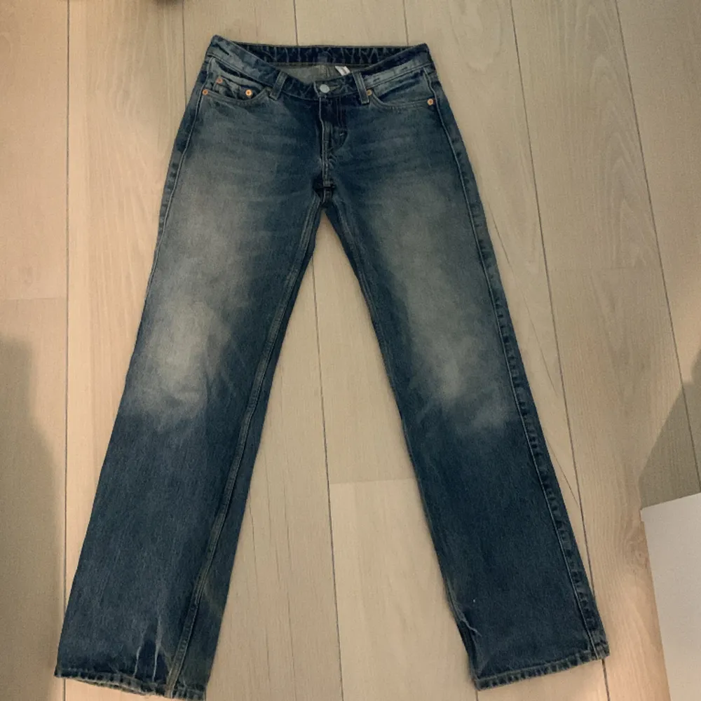 Jag säljer nu mina så fina weekday jeans i storlek 24/32! Dom är i nyskick! Säg gärna vad ni kan tänka er att betala för dom🫶🏼 Kan mötas upp i Stockholm, ex, tc eller Odenplan . Jeans & Byxor.