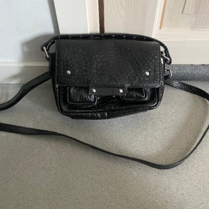 Nunoo väska - Fin liten axelremsväska från nunoo, väl använd men i väldigt bra skick. Säljer då den inte kommer till användning längre💕