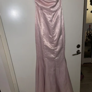 Balklänning/festklänning - Köpt från: Boohoo  Storlek: 8 Fin balklänning, bara testat några gånger men aldrig använt ute.  Den är uppsydd (är 165cm) men kan fortfarande använda klackar i den. Ni betalar frakt.