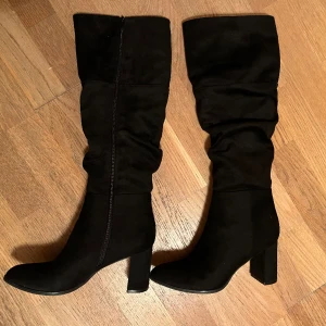 Stövlar med klack - Har använt dessa en gång, har storlek 38 men dess som är i strl 39 passar mig bra. De är i nytt skick och bekväma, funkar bra nu på våren då jag ej frös i dessa.