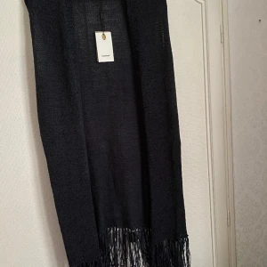 Väst - Knälång mörkblå stickad väst med fransar Oanvänd (endast provad)