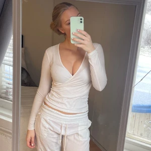 urringad blus - jättefin urringad blus som är i ett lite tunt genomskinligt material (rubbat). storlek XS/S skulle jag säga och sitter jättefint.