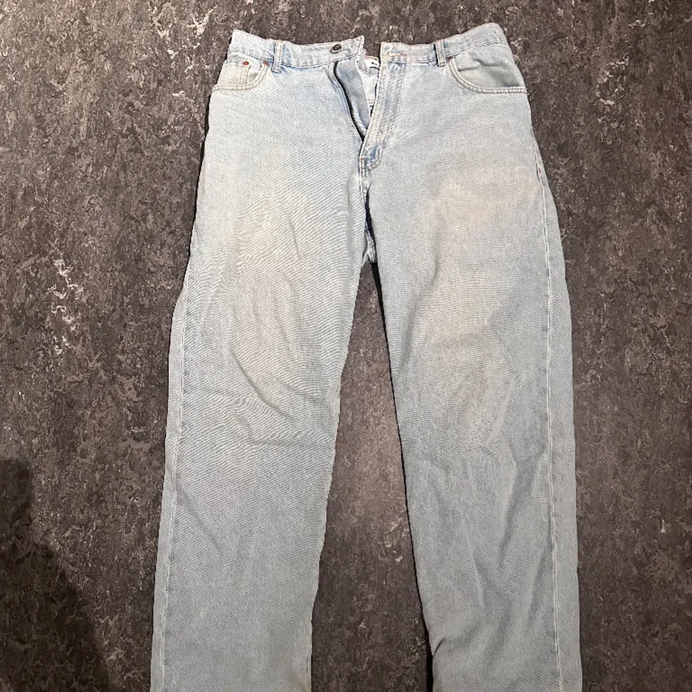 Säljer mina woodbird leroy i storlek 32/32. Jeansen är i en blekt ljusblå färg och är slitna längst ner. Jeans & Byxor.
