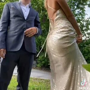 Balklänning  - Världens finaste balklänning som jag använt en gång, Köpt för 1700kr säljer för 1000kr💕 Jag är 170lång, brukar ofta bära S. Eu 36 Byst 84cm Midja 67cm Höfterna 93