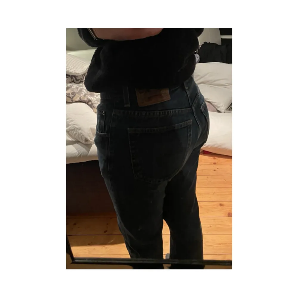 Crocker jeans modell 352 i storlek C150. Midjemått (W) - 33tum, benlängd (L) - 34tum. Förutom litet slitagehål längst ner vid högerben så är skicket gott. Dessutom väldigt bekväma jeans!. Jeans & Byxor.