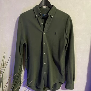Ralp Lauren Skjorta - Bra skick, köpt på design only i Göteborg , nypris 1595kr, mitt pris 1000kr, Storlek S, Passar bra på mig som är 181cm 
