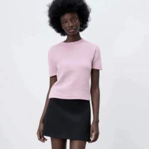 Söt rosa/lila stickad t shirt från zara som ej säljs längre💗skriv för egna bilder!