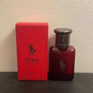 Säljer en parfym 40 ml den kostar normalt 700 säljer den för 500 - Den är nästan full jag har använt den en gång på ett kalas men jag gillade inte doften så jag säljer den för billigt pris om nån vill ha