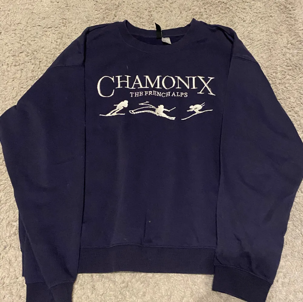 långsrmad tröja från h&m med texten ”chamonix” strl M. Hoodies.