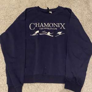 långsrmad tröja från h&m med texten ”chamonix” strl M