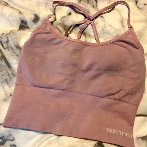 Sport-bh från Better Bodies - Ljuslila/rosa topp från Better Bodies i fint skick.