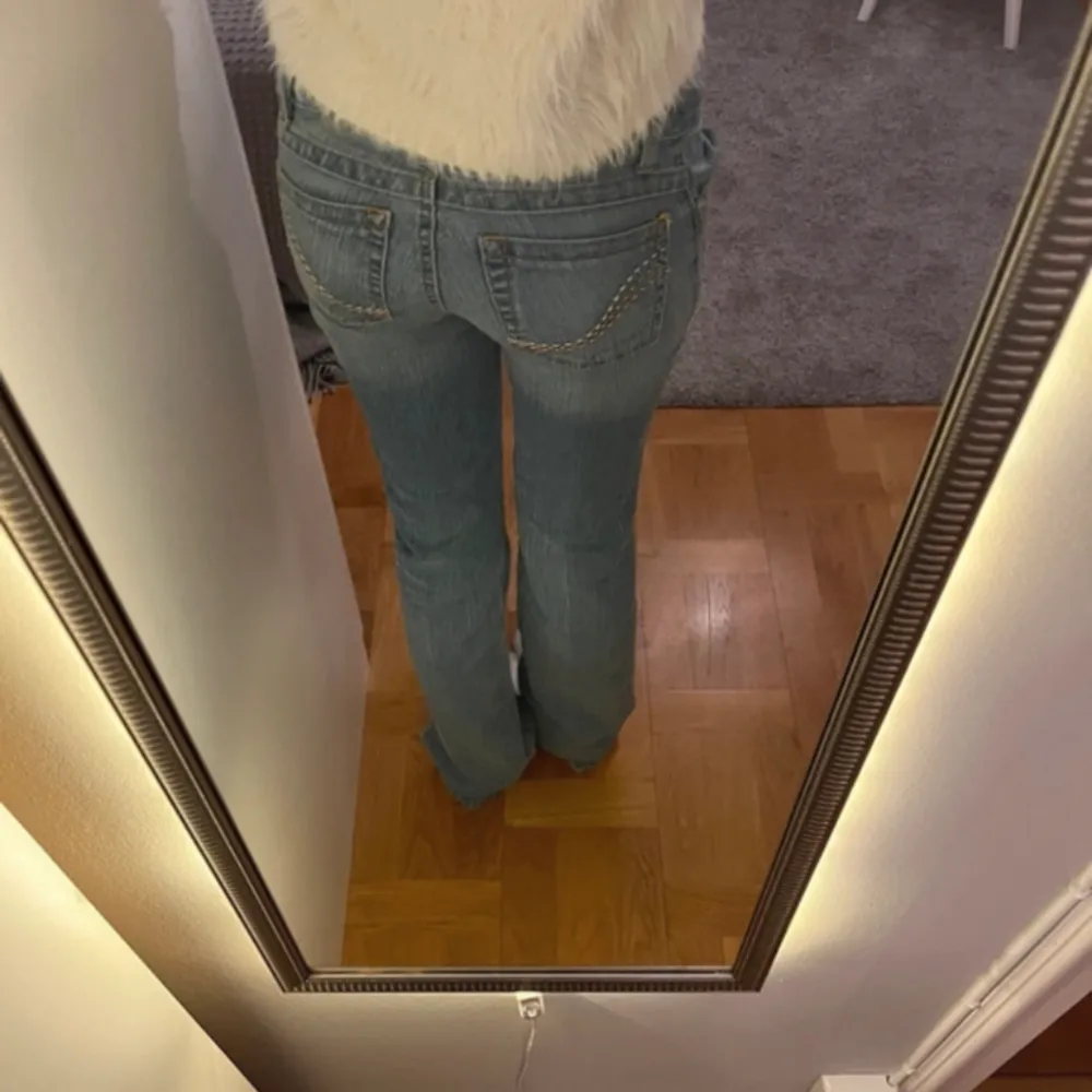 Super snygga lågmidjade jeans, köpte på Vinted men dom va tyvärr för små🥲 men passar mig perfekt i längden som är 168, skulle säga att den passar en Xs/34 eller en mindre S/36. Jeans & Byxor.