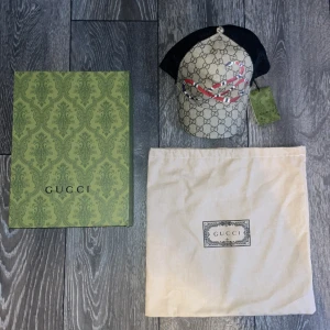 Gucci keps snake  - Gucci keps snake beige storlek M. Andvänd par gånger. Box och dustbag ingår
