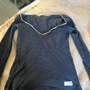 Odd Molly tröja  - En jätte söt off shoulders (typ) tröja men kommer ej till användning 