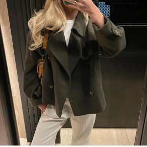 Mango kappa - Säljer denna supertrendiga kappan från mango i storlek s! Hör av er för egna bilder! Perfekt till våren 🤩