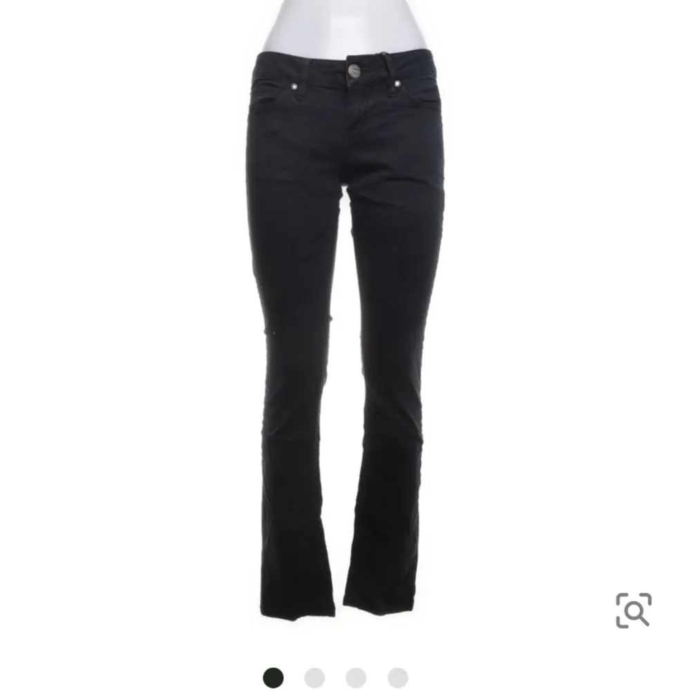 Säljer ett par svara lågmidjade jeans som är extra långa💞små defekter inget man tänker på . Jeans & Byxor.