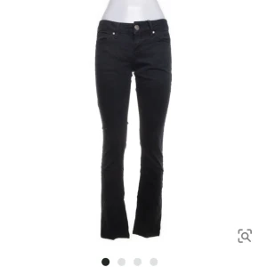 Svarta lågmidjade jeans - Säljer ett par svara lågmidjade jeans som är extra långa💞små defekter inget man tänker på 