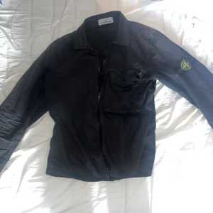 Stone island overshirt  -  stl. 48 (M), Herr Har haft jackan ett tag men inte använd jättemycket den är i bra skick 8/10 ny pris 4800 den sitter bra på mig och jag är 185 kan mötas mellan Kungsbacka och Göteborg annars kan jag frakta den