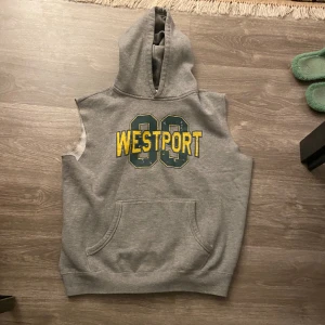 Sleeveless hoodie - Sleeveless hoodie från soc. Mått: längd: 63cm. Armhåla till armhåla: 62cm. Sitter mer som en M-L. Boxy fit 