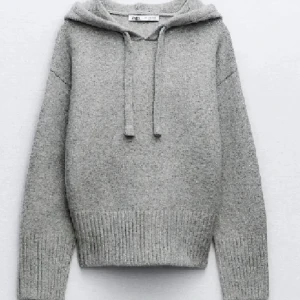 Grå stickad hodie 🥰 - Jättefin stickad hodie från zara! Kommer inte till användning så säljer den❤️❤️  