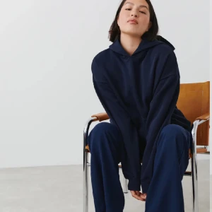 Gina tricot hoodie - En skön marinblå Gina tricot hoodie som är jättefin , använd 3-4 gånger💞 är i Xs men passar på folk som har S, skriv för mer bilder om det behövs❤️🫶