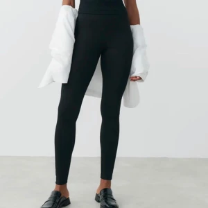 Leggings från Gina Tricot - Helsvarta leggings från Gina Tricot i storleken S 🙌🏻