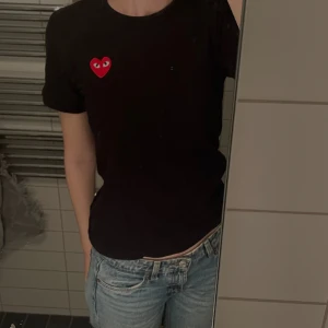Comme des garçons T-shirt  - En svart t-shirt i märket comme des garçons. Storlek S och är i mycket bra skick!