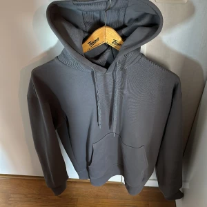 Zara  - En fräsch Zara hoodie i strl S. Hoodien är lite oversize. 