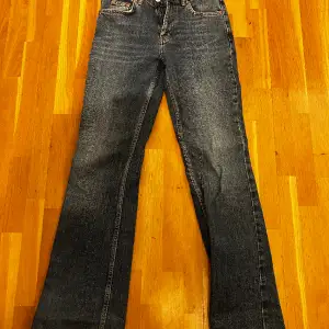 Jeans från Gina i storlek 34 säljer då dom inte kommer till användning. De finns inga defekter, skriv för mer bilder så man ser färgen tydligare.