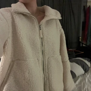 Super fin Teddy jacka! - Säljer min super snygga och trendiga teddy jacka!!! Den är så gott som ny!!