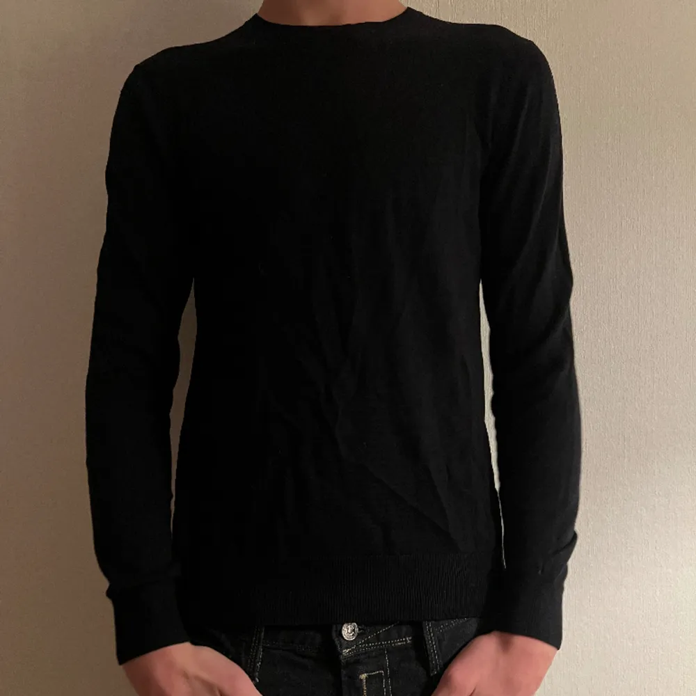 Riktigt snygg enkel tröja  Nyskick! Passar bra till vardags eller med skjorta! Sitter som en S/M Modellen är 186cm Byten kan accepteras!. Tröjor & Koftor.