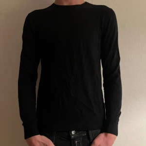 Sweatshirt från COS - Riktigt snygg enkel tröja  Nyskick! Passar bra till vardags eller med skjorta! Sitter som en S/M Modellen är 186cm Byten kan accepteras!