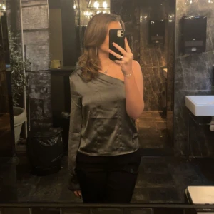 One sholder tröja - En super fin one sholder tröja, säljer på grund av brist på användning. Nypris 400kr