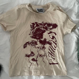Vintage t-shirt - Snygg lite kortare t shirt som kan styleas enkelt och passar till allt. Storlek 40 men kan kännas mindre.