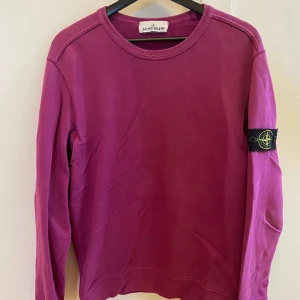 Stone Island tröja - Hej! Säljer min Stone Island tröja strl L. Mycket fint skick, endast lite skrynklig på bilderna. Mvh Albin