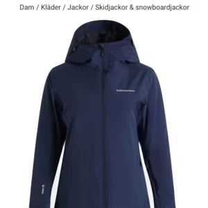 Peak performance skidjacka  - Jättefin skidjacka i väldigt bra skick, använd ca två veckor sammanlagt. Storleken är en L och jag har s/m i vanliga fall, så den sitter bra och funkar med hoodie under. Den är i jättefint skick och har inga alls tecken på slitage osv💖