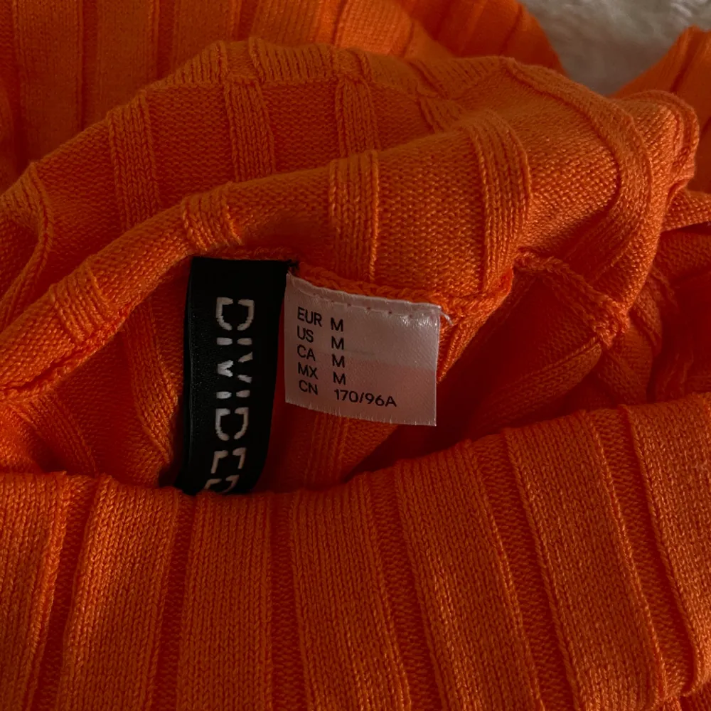 Orange polotröja från H&M, använd 2-3 gånger. Storlek M🧡. Tröjor & Koftor.