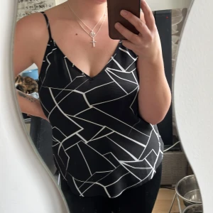 Linne - Snyggt svart linne med vita linjer, använd en gång 