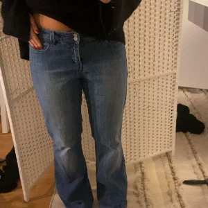 Levis jeans bootcut - Lågmidjade bootcut jeans. Lite stora på mig som brukar ha 36/38. Midjemått 41 cm ungefär.