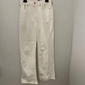 Vita utsvängda jeans i strl S från Lager 157. Finns några fläckar (se bilder)